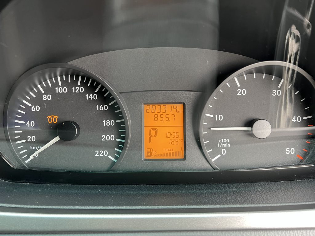 glow plug warning light illuminated on the dashboard of a mercedes vito